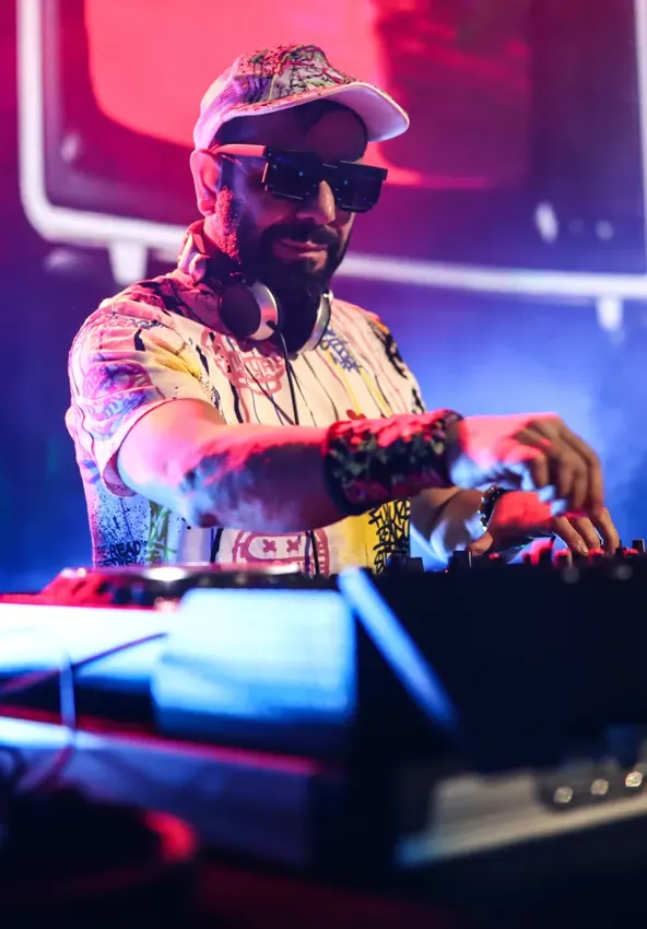 کنسرت DJ Hakan Küfündür ile 90'lar 2000'ler Türkçe Pop Parti در آنتالیا در The Sponge Performance Hall