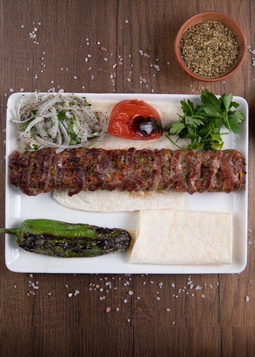 کباب ویژهٔ Tike Çekmeköy با سبزی و گوجهٔ گریل‌شده.