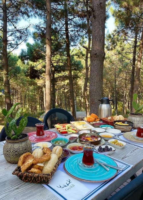 سفرهٔ صبحانه در کافهٔ جنگلی Geyikli در Turkcell Platinum Park.